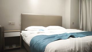 【69堂免费视频】外围场甜美女神，皮肤白皙颜值高分干两炮