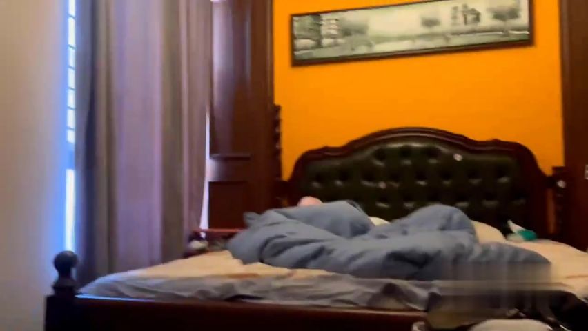 【69堂免费视频】把女友偷偷约到出租屋里偷拍做爱