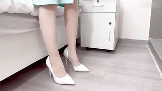 【69堂免费视频】调皮弟弟偷拿姐姐丝袜紫薇，被姐姐抓现行，用小蜜穴帮弟弟解决生理需要_DeWatermark