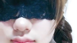 【69堂免费视频】这年轻的小妹原来是个小奶妈，镜头前发骚揉奶玩逼，特写展示给狼友看，奶子好性感自己躺着就流奶水真想舔她