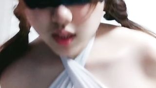 【69堂免费视频】这年轻的小妹原来是个小奶妈，镜头前发骚揉奶玩逼，特写展示给狼友看，奶子好性感自己躺着就流奶水真想舔她