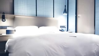 【69堂免费视频】长相清纯白衣嫩妹，舌吻调情穿上情趣装后入