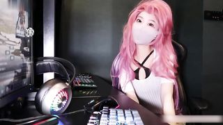 【69堂免费视频】在线陪玩因技术太菜输了游戏，只能用身体来安抚客户，为了五星好评甘愿献身