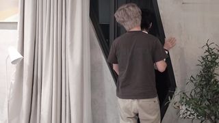 【69堂免费视频】我背着丈夫和另一个我在俱乐部认识的男孩偷情，让他射在我的小穴里。