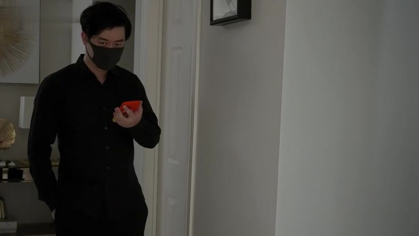 【69堂免费视频】瑜伽裤女外卖员送餐时被男客户强上