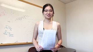 【69堂免费视频】性感的黑丝华裔美女被老外上司按在办公桌上啪啪啪