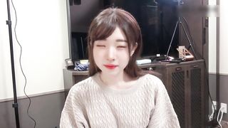 【69堂免费视频】特别爱笑 甜甜的 很招人喜欢，初恋般的感觉，很敏感 玩弄一会就颤抖，干一会气喘吁吁