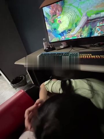 【69堂免费视频】Loeftart_一边玩游戏_一边清纯校花口爆，小骚货太敏感了_小穴一模就喷水了！太反差了