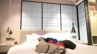 【69堂免费视频】气质美女想怎么玩多可以，舌吻互摸调情坐上来插入，塞得满满侧入后入操的呻吟连连