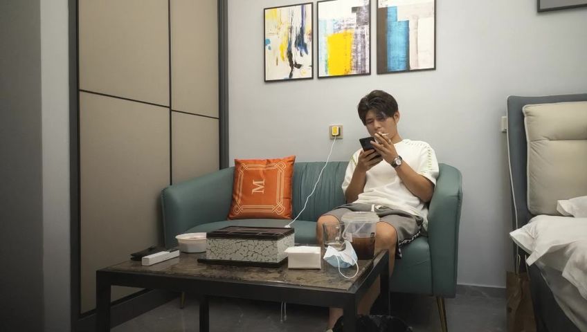 【69堂免费视频】约性感外围御姐，换上睡衣开档黑丝，翘肥臀69口交，埋头舔骚逼