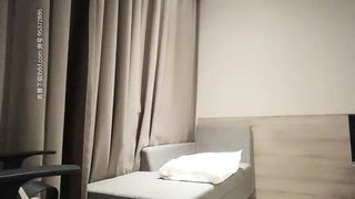 【69堂免费视频】舌吻调情沙发上操扶着细腰翘屁股后入，晃动美乳上位骑乘