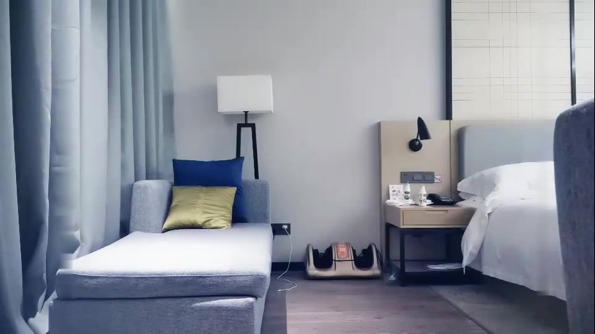 【69堂免费视频】约操网红脸美腿小姐姐_,刚整的大奶子,换上开档黑丝