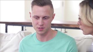 【69堂免费视频】艾登穿着性感毛衣教我使用骚逼