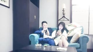 【69堂免费视频】一线天肥逼长开双腿扣弄，抬腿侧入妹子捂着嘴不叫，打桩机快速抽插