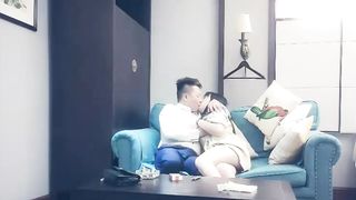 【69堂免费视频】一线天肥逼长开双腿扣弄，抬腿侧入妹子捂着嘴不叫，打桩机快速抽插