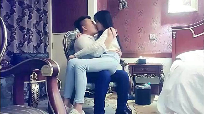 【69堂免费视频】学过跳舞啥姿势多可以，牛仔裤1米68大长腿外围美女，我长得欠操嘛特写深喉，人肉打桩机快速抽插猛操