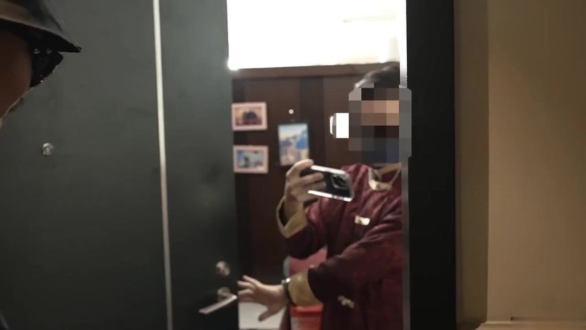 【69堂午夜视频】【突袭推主家】两位痴女到Svet家玩3P！深吞19肉棒！乳摇骑乘超淫乱！樱樱、邦尼熊熊