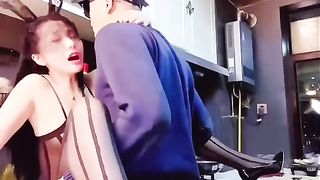 【69堂午夜视频】性感厨娘做饭的过程中都按奈不住内心的骚