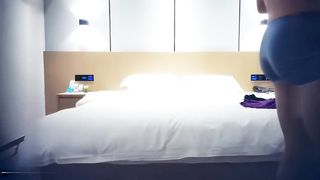 【69堂午夜视频】紫裙鸭舌帽妹子，沙发舌吻扣逼穿上网袜乳推舔弄，后入抽插猛操呻吟