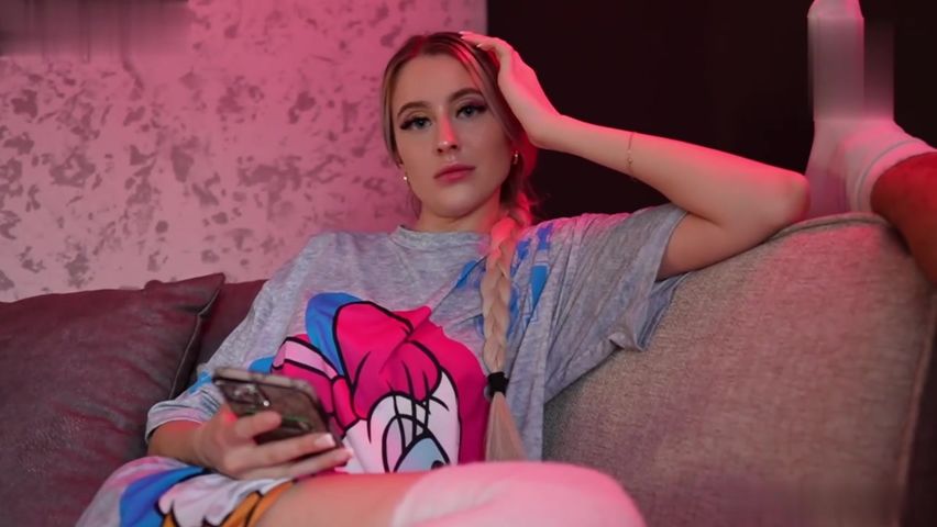 【69堂午夜视频】继妹竟然是个荡妇想要我的鸡巴我直接满足她爆操骚逼后入摸奶抠逼高潮