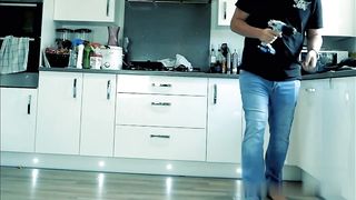 【69堂午夜视频】顽皮的继女看着女儿们做爱自己也忍不住掏出鸡巴直接上去插入