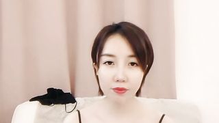 【69堂午夜视频】那个跳拉丁舞的骚姐姐，全程露脸穿着性感的情趣睡衣诱惑狼友，撩骚互动揉奶玩逼特写展示，自慰呻吟淫语不断