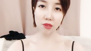 【69堂午夜视频】那个跳拉丁舞的骚姐姐，全程露脸穿着性感的情趣睡衣诱惑狼友，撩骚互动揉奶玩逼特写展示，自慰呻吟淫语不断