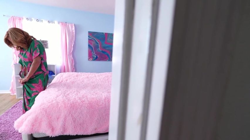 【69堂午夜视频】抓住丰满的继母安在屋内自慰以此要挟来满足饥渴的妈妈