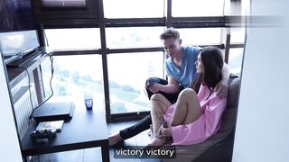 【69堂午夜视频】决定教他的室友如何玩游戏室友回报给我骚逼骑乘服务