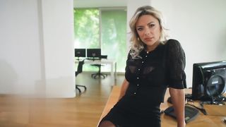 【69堂午夜视频】操屄盛宴与你华丽的金发女郎在沙发上练习骑乘功夫