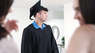 【69堂午夜视频】骚货荡妇说服了闺蜜的继兄两人一起享用兄弟的大鸡巴