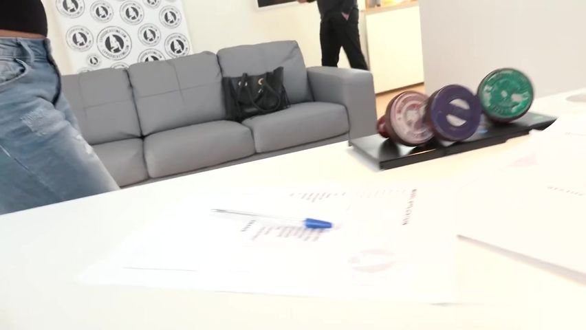 【69堂午夜视频】骚逼在摄影采访时被骚逼猛烈抽插爆操后入内射