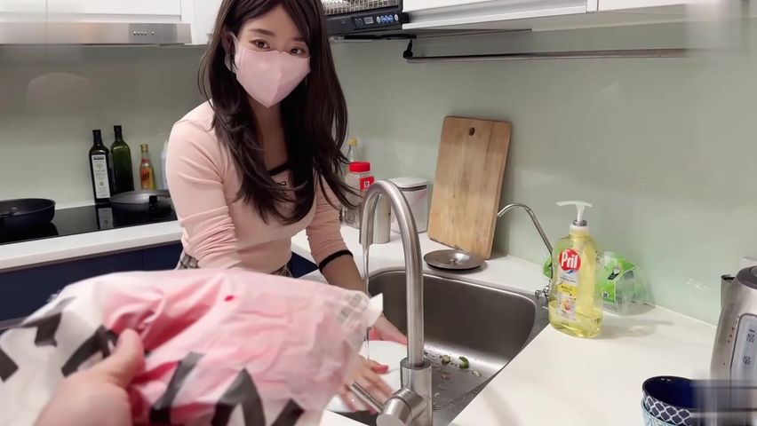 【69堂午夜视频】圣诞在家做饭就被男友内射了