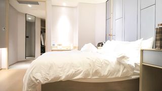 【69堂午夜视频】C杯美乳白又大，红内裤战神独领风骚