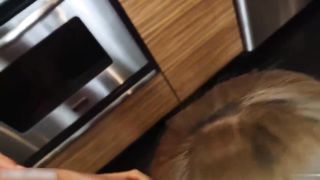 【69堂午夜视频】可爱的美少女室友吃早餐前在厨房开干