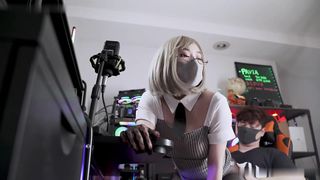 【69堂午夜视频】在玩游戏女友就忍不住勾引我内射