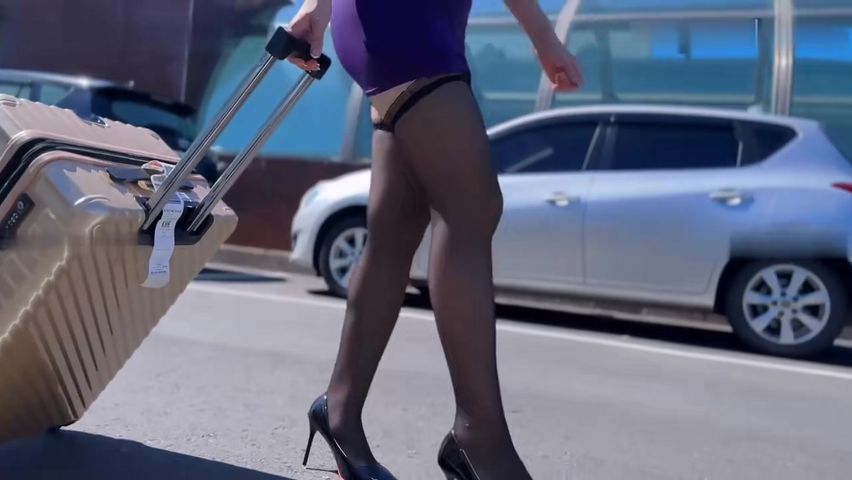 【69堂午夜视频】男人在机场迷路，遇到了热心的空姐帮忙带路