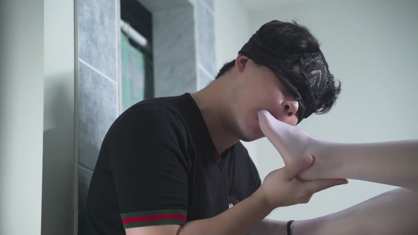 【69堂午夜视频】男朋友喜欢舔我的脚我就给他舔了内射