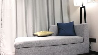 【69堂午夜视频】警惕性很高的极品健美型身材美女，身材匀称胸部丰满非常有型，看得出来平时一直健身