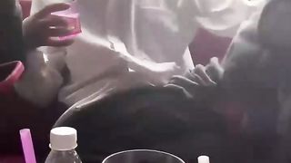 【69堂午夜视频】两小仙女在餐桌上抢着摸男人鸡巴_当众掏出鸡巴撸管_正所谓旱的旱死_涝的涝死