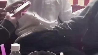 【69堂午夜视频】两小仙女在餐桌上抢着摸男人鸡巴_当众掏出鸡巴撸管_正所谓旱的旱死_涝的涝死