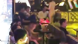 【69堂午夜视频】黑料吃瓜-成年人的乐趣就是去夜店看骚鸡韩国夜店内衣舞蹈合集体验不一样的风土人情