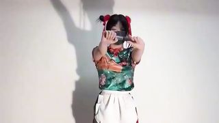 【69堂午夜视频】黑料吃瓜-推特福利姬新年献裸舞OF极品身材高颜女神YUM707献上抖音风双视角裸舞你说这颜值不好看