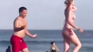 【69堂午夜视频】黑料吃瓜-老外在公共场合沙滩上做爱被多人唾弃用水洒向他们多位孩子们影响深远