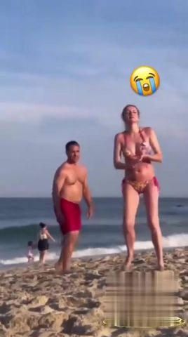 【69堂午夜视频】黑料吃瓜-老外在公共场合沙滩上做爱被多人唾弃用水洒向他们多位孩子们影响深远