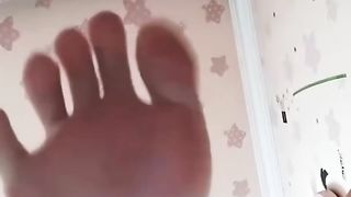 【69堂午夜视频】黑料吃瓜-玉足嫩妹勾引野爹北京城市学院服装表演专业大一学妹视频裸聊曝光极品美乳粉嫩玉足诱惑私拍