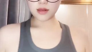 【69堂午夜视频】黑料吃瓜-抖音48万粉网红学中医的土狗早期大尺度直播资源流出捏奶头卖骚捞金被录屏