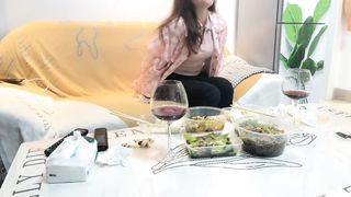 【69堂午夜视频】20岁小美女，红酒佳肴相伴，半醉半醒之间，床上淫乱一炮