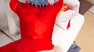 【69堂午夜视频】大神跨年夜让我姐穿上独特中式服装实现双洞齐插，水都喷我脸上来了