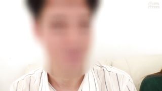 【69堂午夜视频】双腿呈M字形，硬梆梆的肉棒沿着G罩杯的乳房滑动3